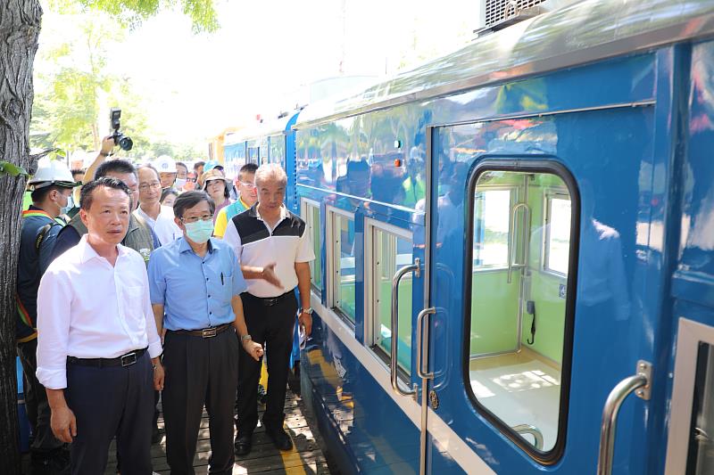 再創嘉義旅遊新亮點 翁縣長視察蒜頭糖廠五分車新車廂