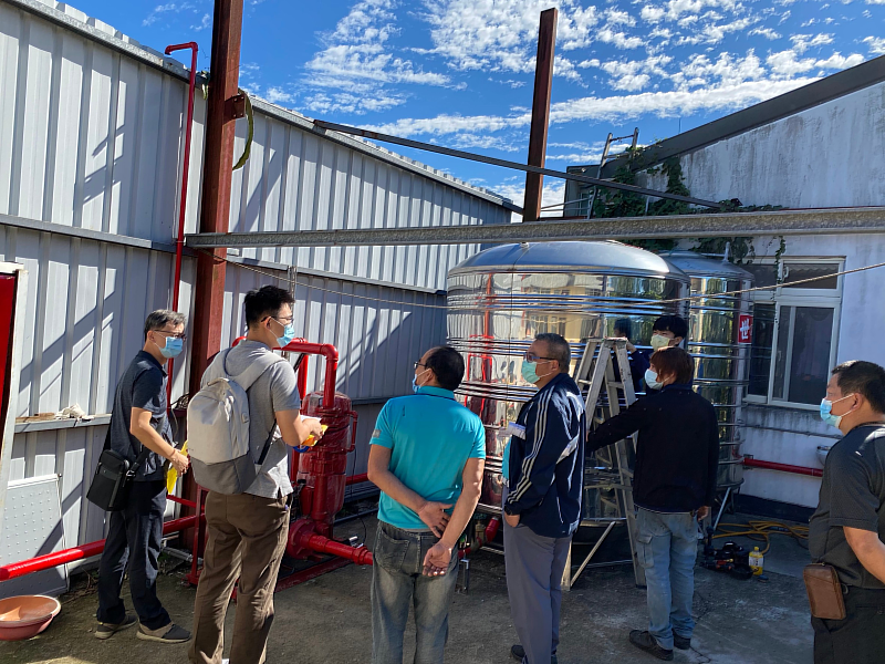 縣府團隊、消防設備師與廠商前往機構進行灑水設備查驗