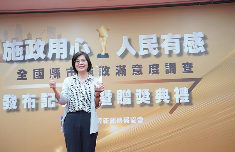 8新竹縣政府秘書長陳季媛,代表新竹縣長楊文科領取金獎。