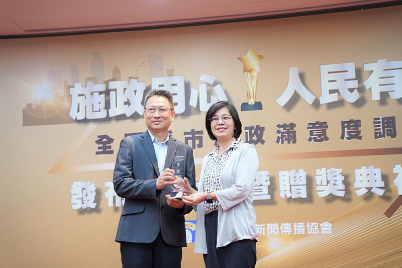 新竹縣政府秘書長陳季媛(右)代表楊文科縣長,出席112年度全國縣市施政滿意度調查發布記者會暨贈獎典禮。