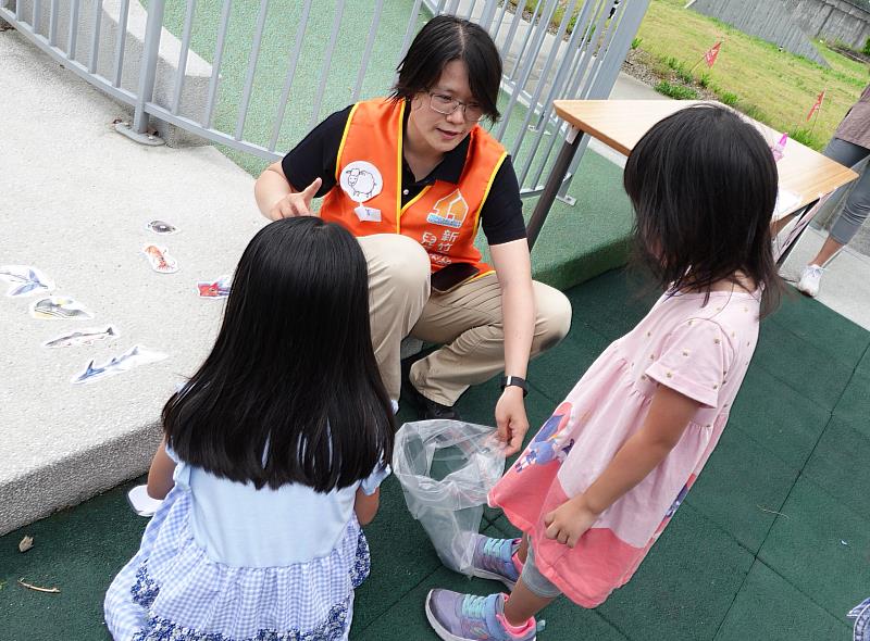 活動中，伊甸專業團隊陪伴家長與孩子進行互動闖關遊戲，讓家長學習親子的互動技巧，提升對孩子發展的掌握度。