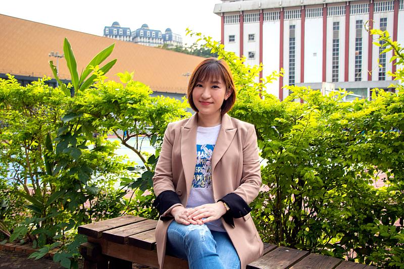 世新大學邀請知名校友、TVBS新聞台主播游皓婷擔任營隊課程老師。（世新大學提供）
