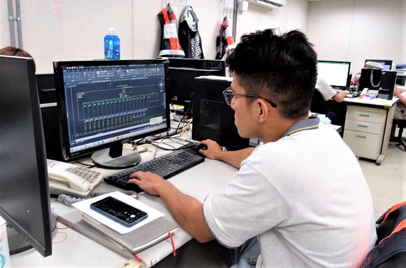 韋凱詳讀施工圖