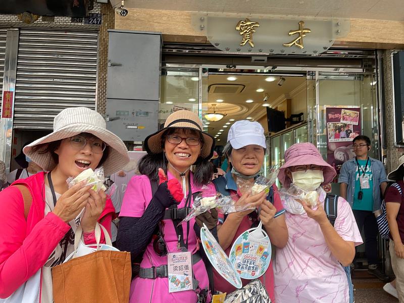 「寶才」糕餅店熱情招待走讀參與者