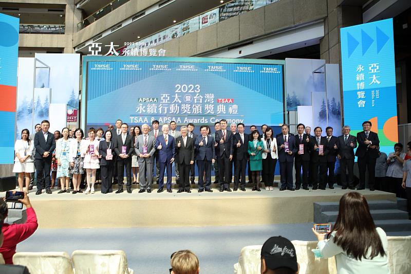 聯盟總召集人簡又新大使(前排左9)、陳建仁院長(前排左10)與企業第一組受獎代表合影。
