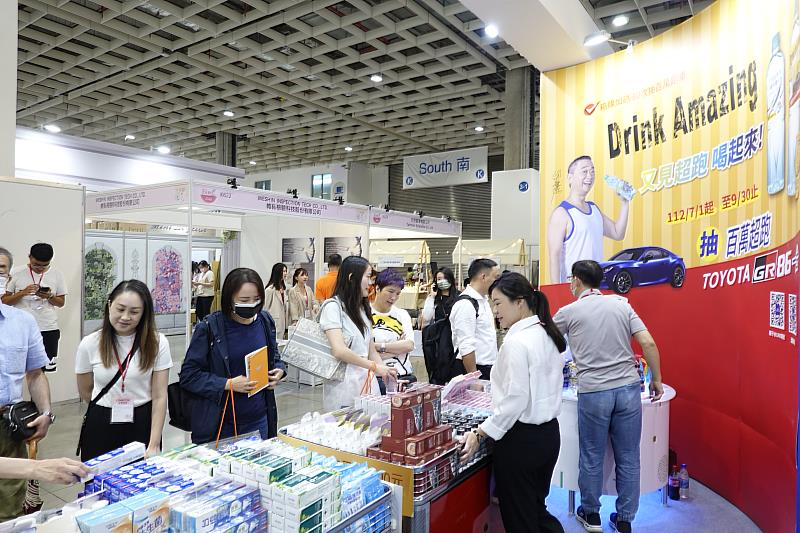 「台塩生技」位於亞洲生技展K514展位，祭出多項超值優惠，一開展即吸引內行消費者搶購。