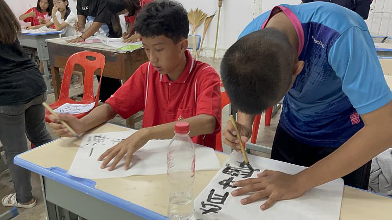南華大學移地教學深耕泰國拜縣，教導海育中學學生寫書法。
