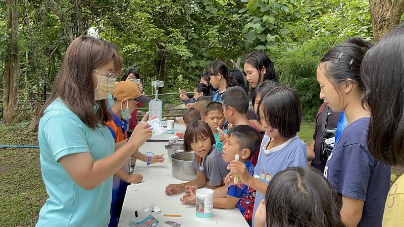 南華大學移地教學深耕泰國拜縣，教導社區學童進行水質檢測。