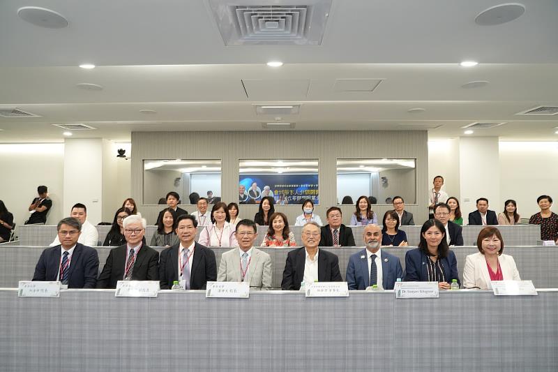 東吳、雷鳥、智榮基金會與企業代表合影