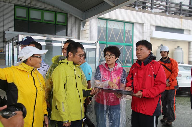 視察富岡漁港 饒慶鈴指示受損漁船妥善處理 並加強港內船隻安全