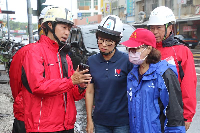 饒慶鈴視察杜蘇芮颱風災害應變中心及巡視台東市中興路積水 縣府將辦理改善保障民眾生命財產安全