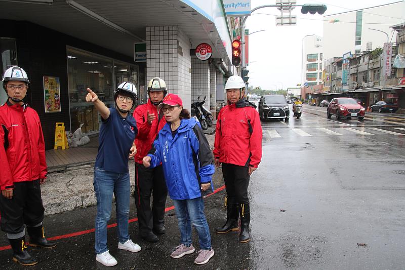 饒慶鈴視察杜蘇芮颱風災害應變中心及巡視台東市中興路積水 縣府將辦理改善保障民眾生命財產安全