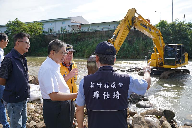 竹縣環保局於颱風過後，水位安全情況下將再度進場確認，希望徹底讓污染物質遠離水源。