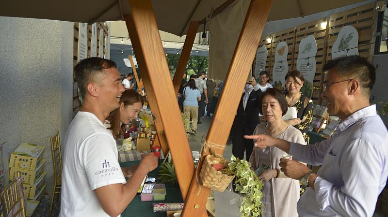 陳吉仲主委偕同貴賓與進駐小農市集的花蓮在地有機小農交流。