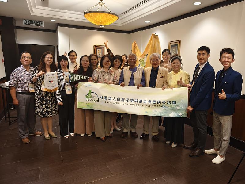 諾貝爾和平獎得主尤努斯教授與台灣參訪團合照