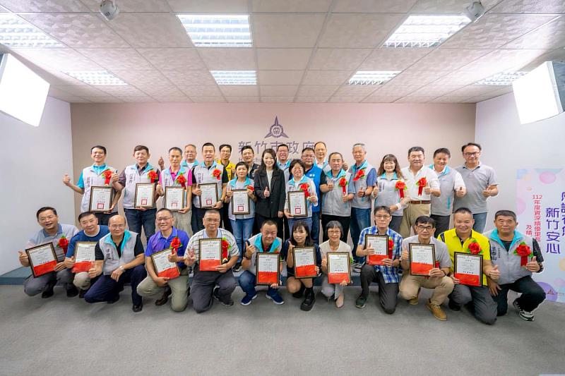 高市長、貴賓與今日所有獲獎者進行合影