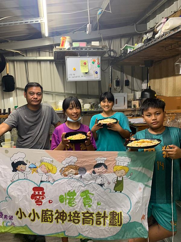 小小廚神選手競賽前實作練習。圖_社團法人台灣愛希望兒童關懷發展協會提供