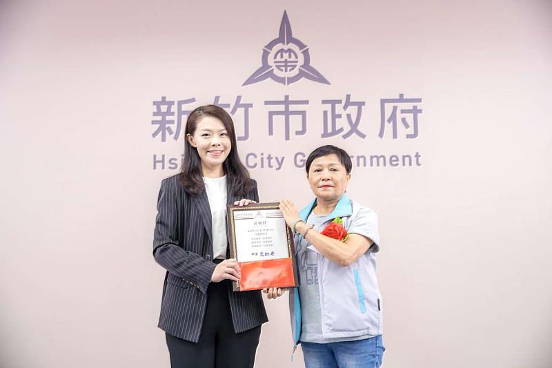 高市長頒發二等內政專業獎章予豐功里長翁秀瓊