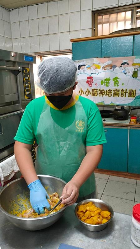小小廚神選手競賽前實作練習。圖_社團法人台灣愛希望兒童關懷發展協會提供