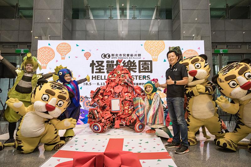 朱惕之副市長進行藝術裝置開箱儀式