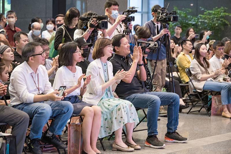 朱惕之副市長與張育局長與現場貴賓一銅欣賞現場精彩演出