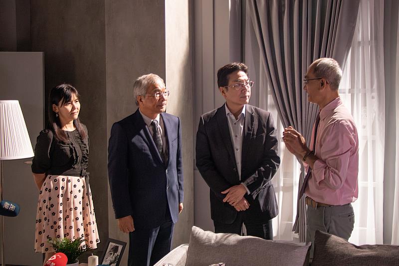 世新大學校長陳清河（左二）、廣電系主任葉基固（右一）向新北市副市長劉和然（右二）、新聞局長張愛晶（左一）介紹棚內搭景。（世新大學提供）