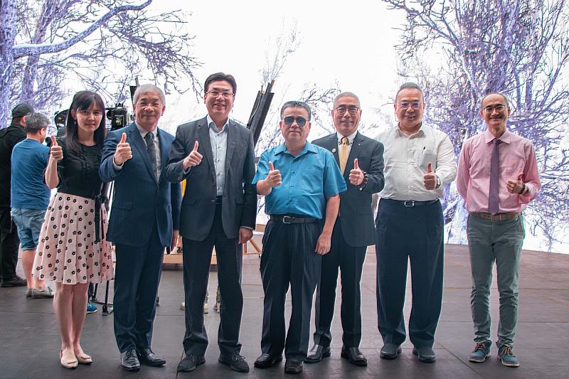 新北市副市長劉和然（左三）特地出席「LED 智能攝影棚工作坊」開幕式。（世新大學提供）