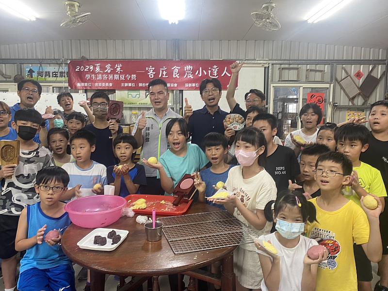 周副主委與參加「客庄食農小達人」的學生合影