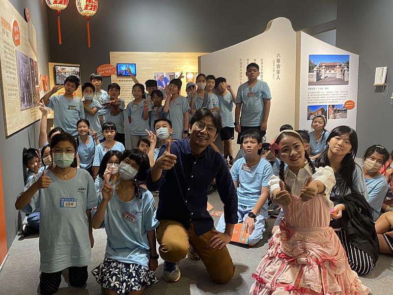 周副主委與「夜宿博物館」的營隊學生合影