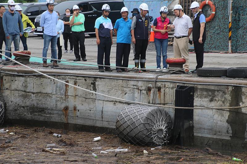 台東富岡漁港湧漂流木 縣府農業處調派機具清除 縣長饒慶鈴視察宣布傍晚可完成作業