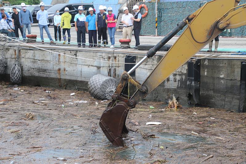 台東富岡漁港湧漂流木 縣府農業處調派機具清除 縣長饒慶鈴視察宣布傍晚可完成作業