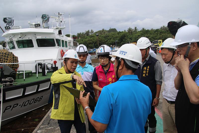 台東富岡漁港湧漂流木 縣府農業處調派機具清除 縣長饒慶鈴視察宣布傍晚可完成作業