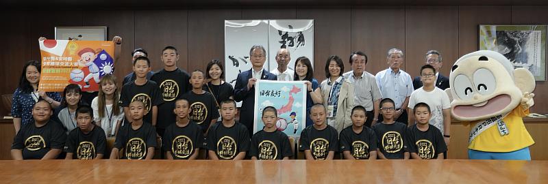 都城市吉永副巿長(左8)與教育局長楊郡慈拿起象徵台日友好海報。