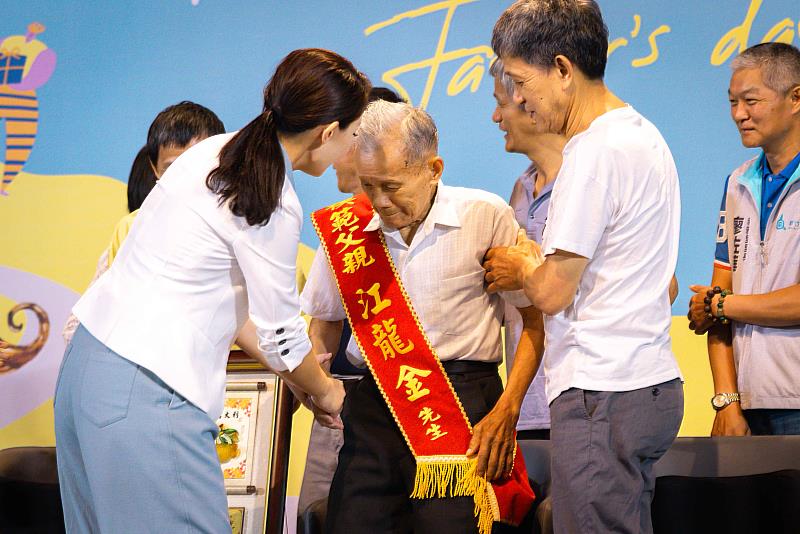 高市長與93歲的江龍金