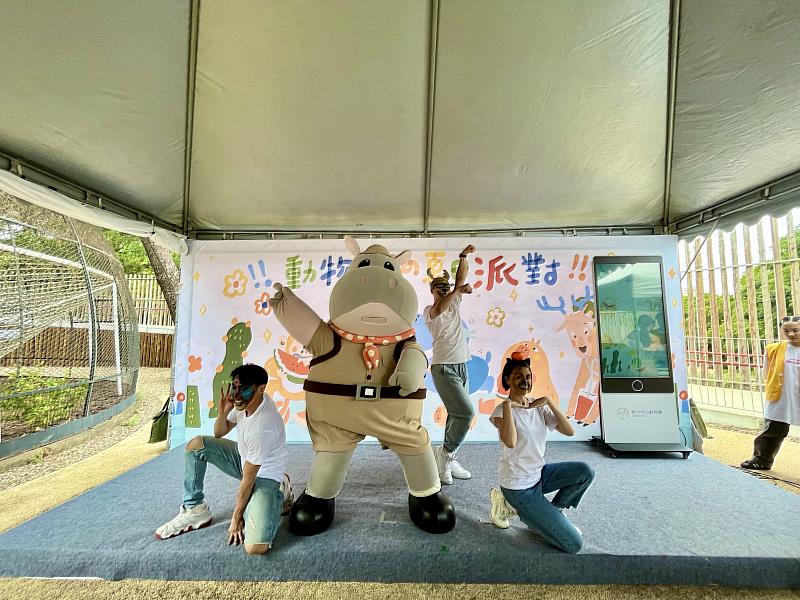 表演動物舞者與河馬樂樂共同表演