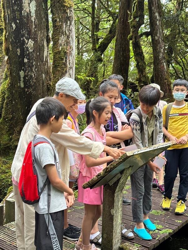 詩人黃智溶帶領學員在太平山藝文行旅