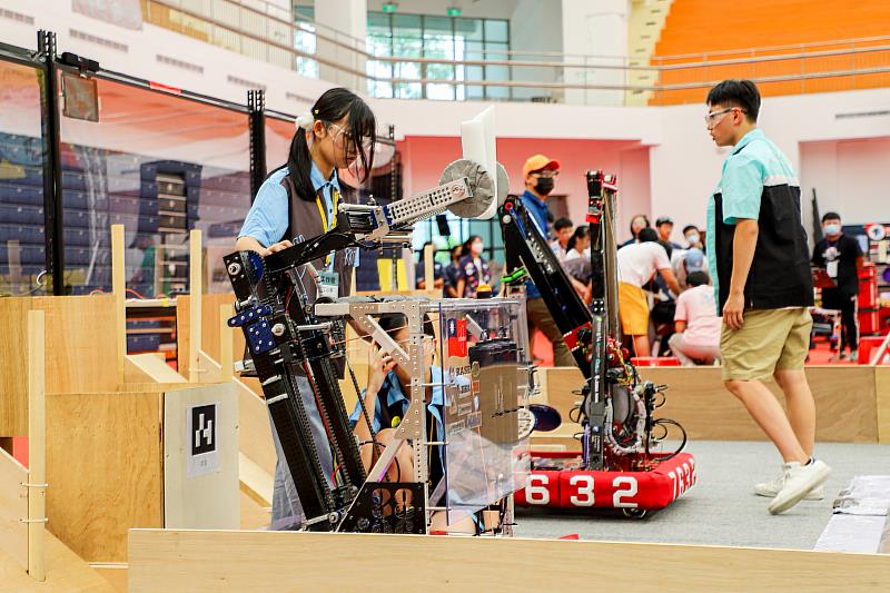 FRC機器人季後賽嘉義登場 全國18支隊伍同場較勁-1