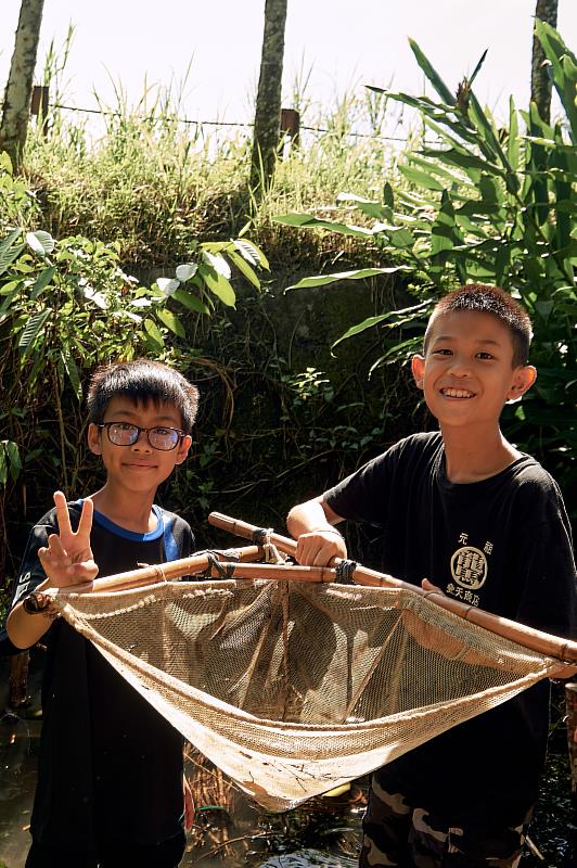 孩子們體驗馬太鞍生態捕魚巴拉告(parakaw)，感受人文與自然生態的創意關係。