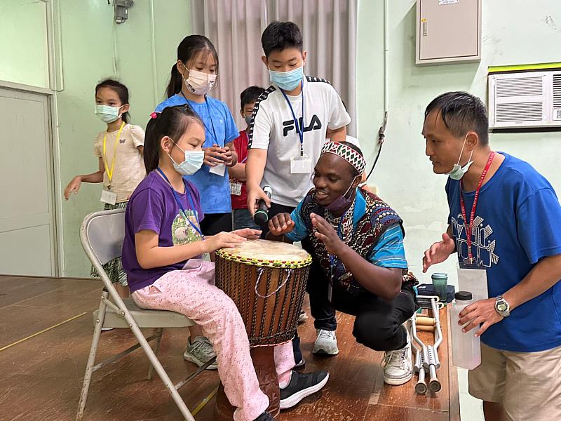 長榮大學IPSD國際生教小朋友打非洲鼓