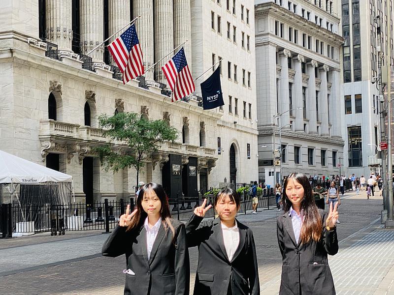 金融系學生參觀曼哈頓下城金融中心的華爾街周邊，與紐約證券交易所合影留念