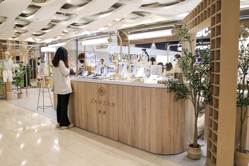 冉冉ZANZAN全新韓系時尚集合店，插旗微風信義。（圖片來源：冉冉ZANZAN）