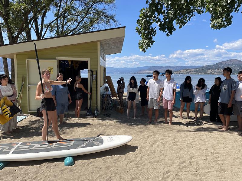 學生接受當地水域教練的水上安全規則指導，帶隊老師也提醒學生從事水上活動務必要注意安全！。(圖/中信金融管理學院提供)