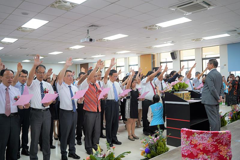 新竹縣112學年度新卸任校長暨幼兒園園長交接典禮今舉辦，校長們宣誓就職。