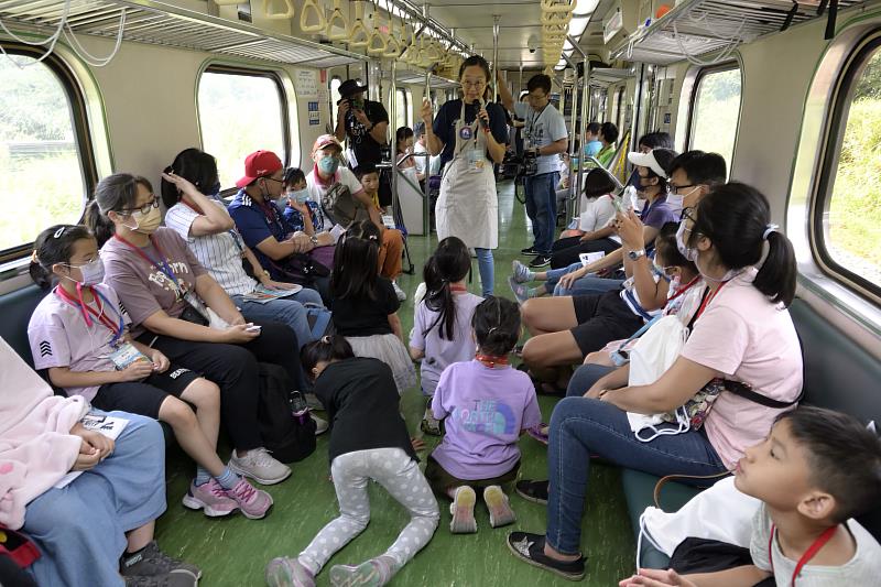 「坐火車，好𨑨迌」鐵博籌備處夏日營隊專列活動邀請社團法人台灣台語路協會參與，在列車行進間歡唱火車歌謠。