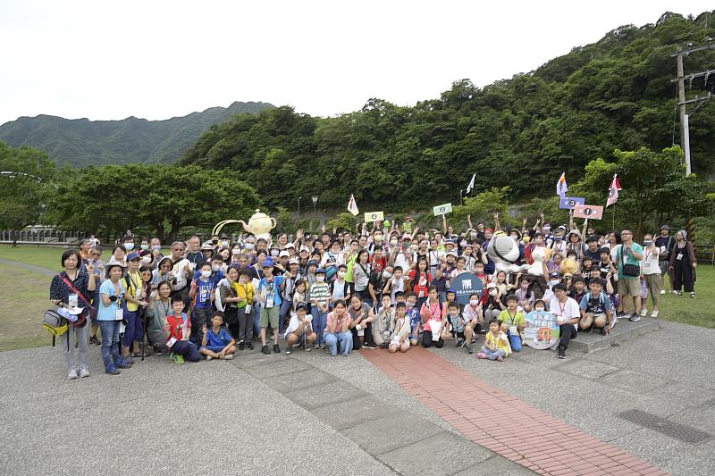 「坐火車，好𨑨迌」鐵博籌備處夏日營隊專列活動，昨（30）日首趟開行，超過150位學員一起開心搭火車、輕鬆講台語，享受充滿樂趣的鐵道旅行。