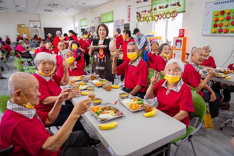 周縣長與據點長輩開心共餐