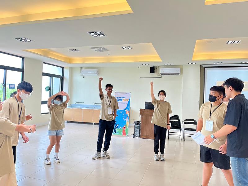 講師指導學員進行劇本排練