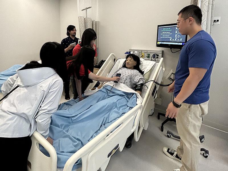 在美國老師的指導下，大葉大學護理系學生練習設備操作
