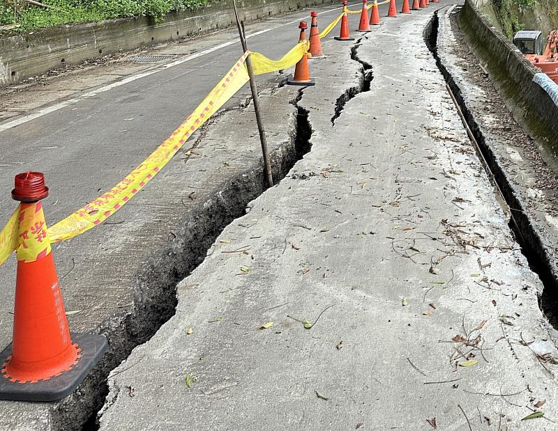 受到「杜蘇芮颱風」帶來豪雨影響，新竹縣縣道122線39K+800處路基塌陷、掏空，新竹縣政府為保障民眾用路及生命財產安全，即日起至8月10日08:00止，將於本路段實施道路封閉並進行搶災搶險工程，請民眾務必改道而行。