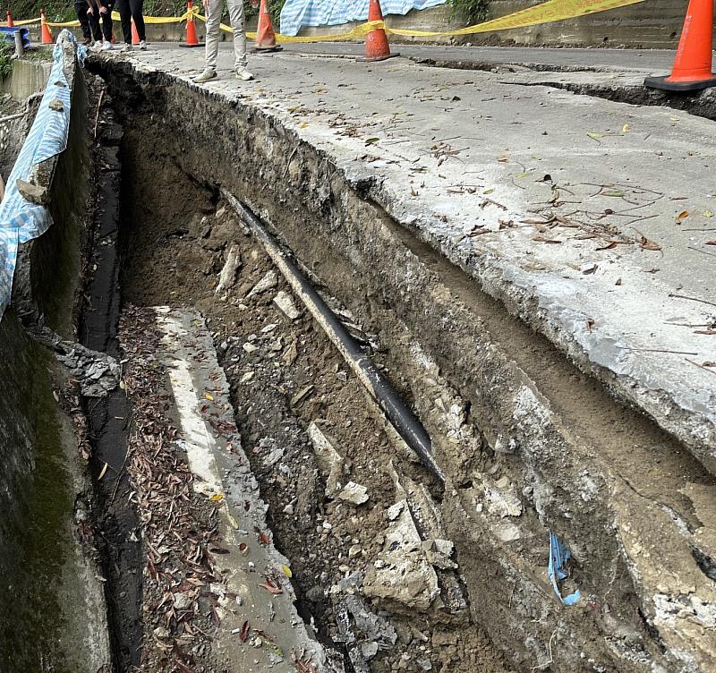 受到「杜蘇芮颱風」帶來豪雨影響，新竹縣縣道122線39K+800處路基塌陷、掏空，新竹縣政府為保障民眾用路及生命財產安全，即日起至8月10日08:00止，將於本路段實施道路封閉並進行搶災搶險工程，請民眾務必改道而行。